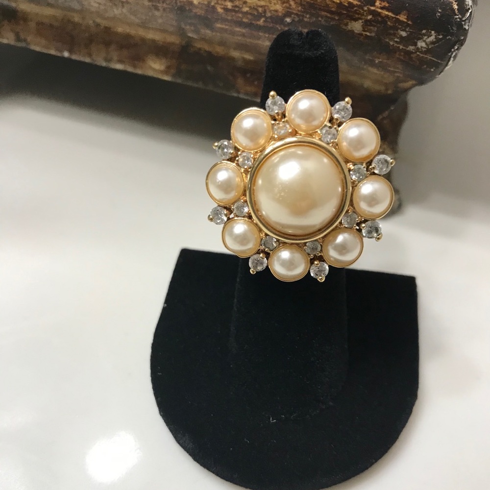 FASHIONABLE gold tone ring. Pearls and crystals.